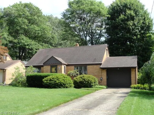 212 9th St NE, North Canton, OH 44720