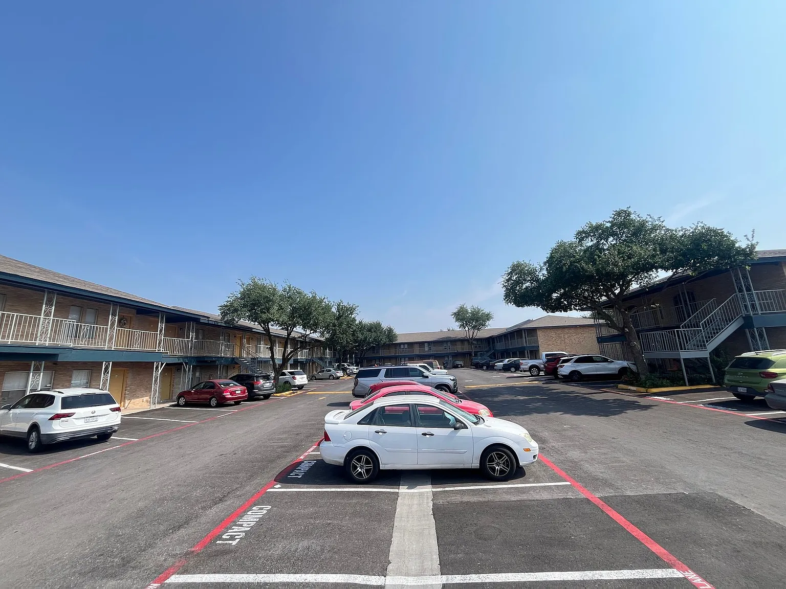 Town Oaks Apartments — Photo 4