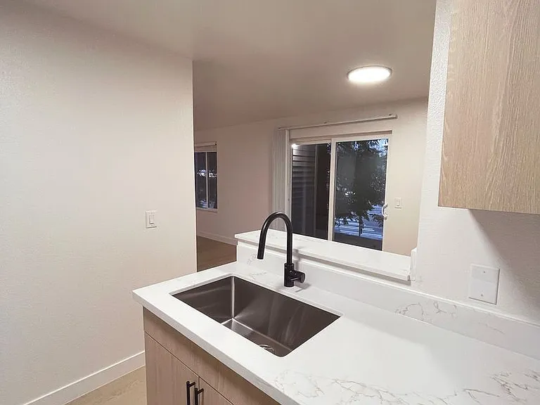 Wellington Place Apartments — Photo 11