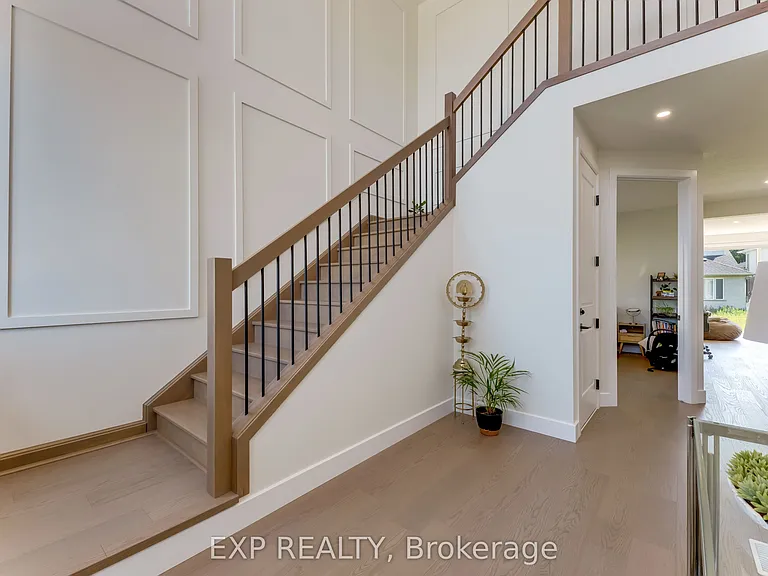 266 Hesselman Cres — Photo 6