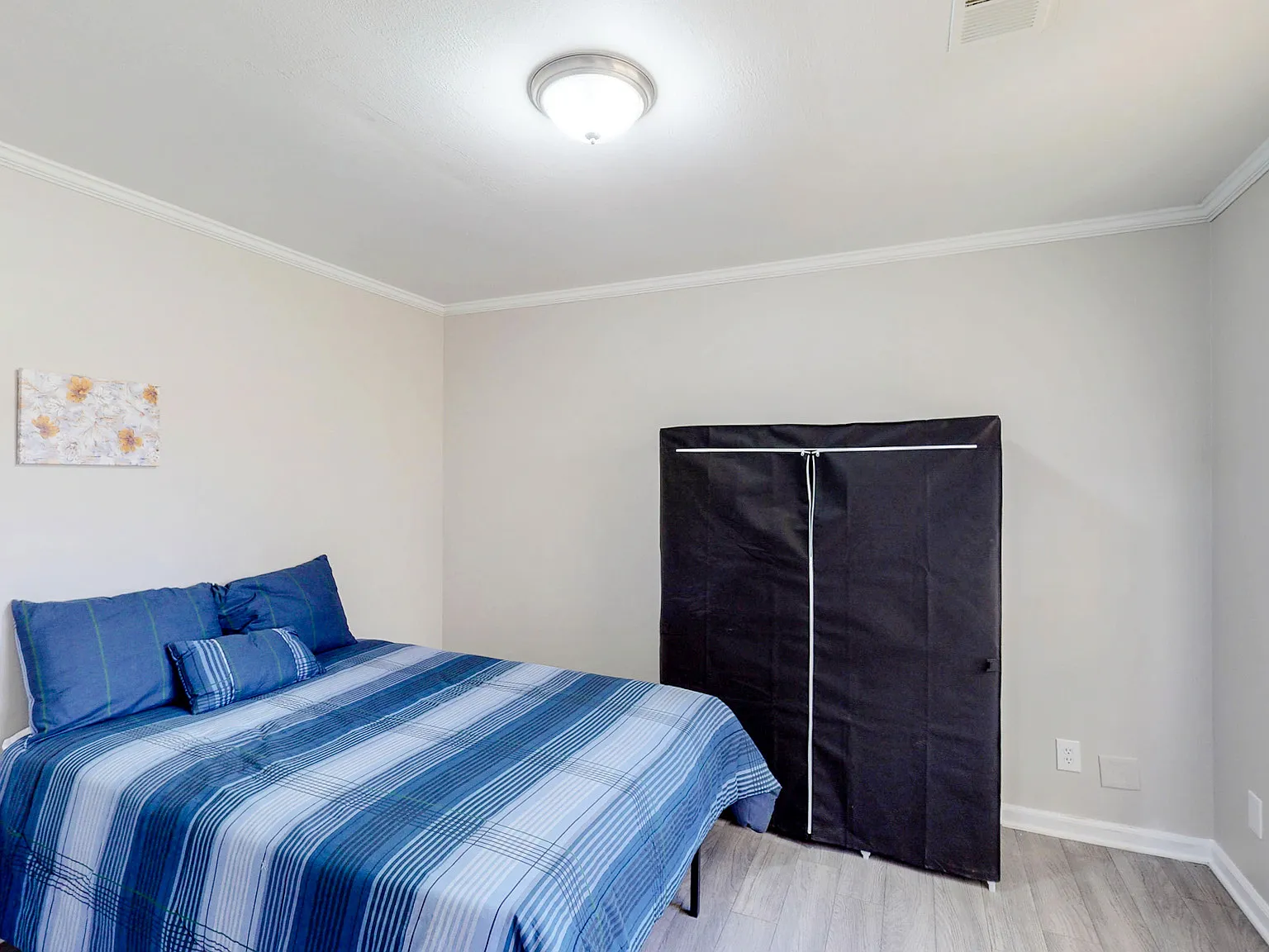 4 bed, 3.0 bath, 2200 sqft, $680 — Photo 1