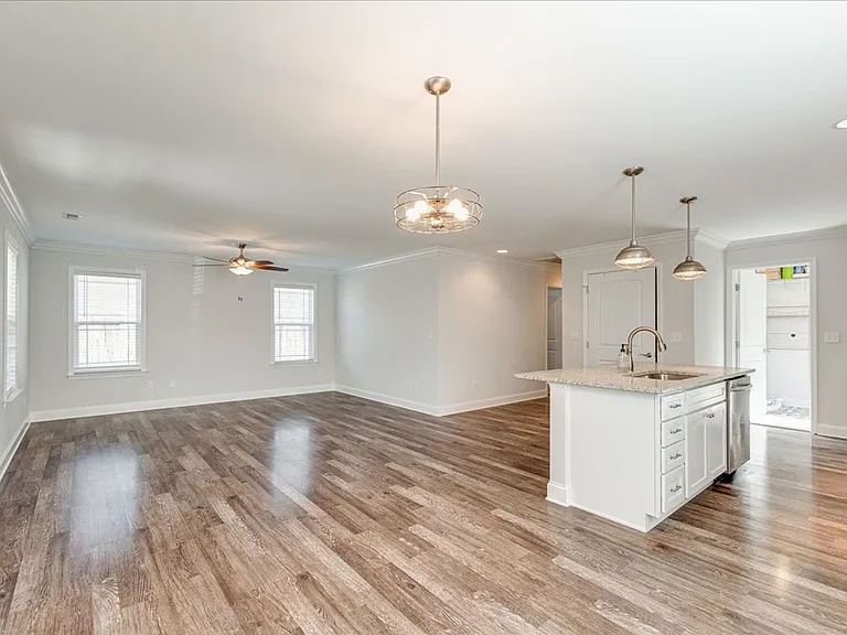 1109 Pond St SE — Photo 3