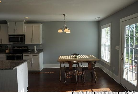4th image of 1409 Skyview Dr SE