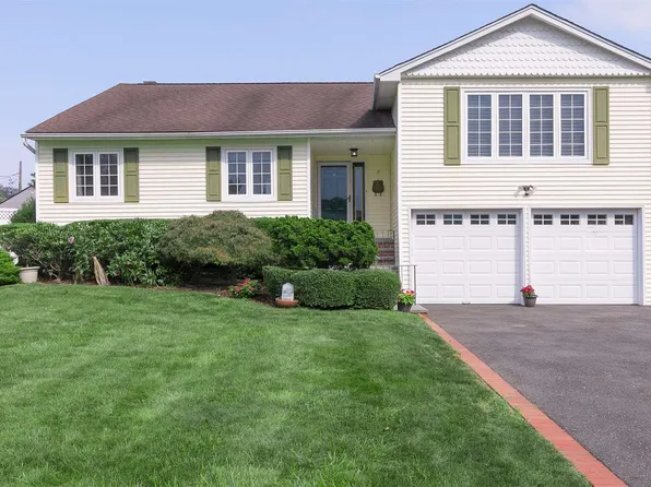 7 Honeysuckle Lane, Kings Park, NY 11754