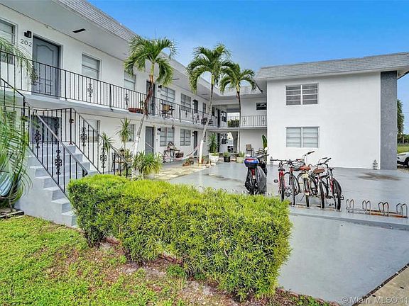 4th image of 114 SE 8th St #205