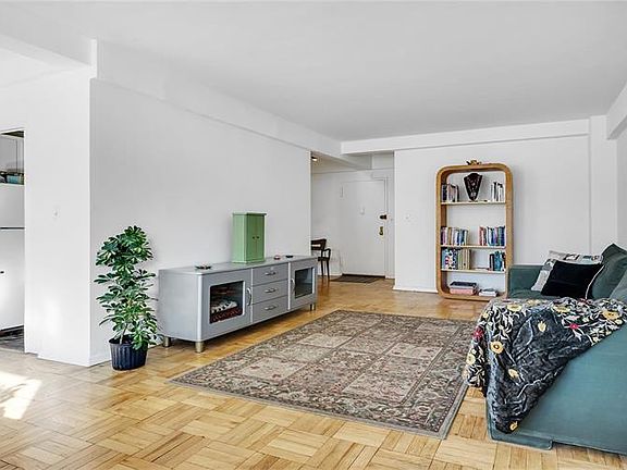 3rd image of 10 Plaza St E APT 4B