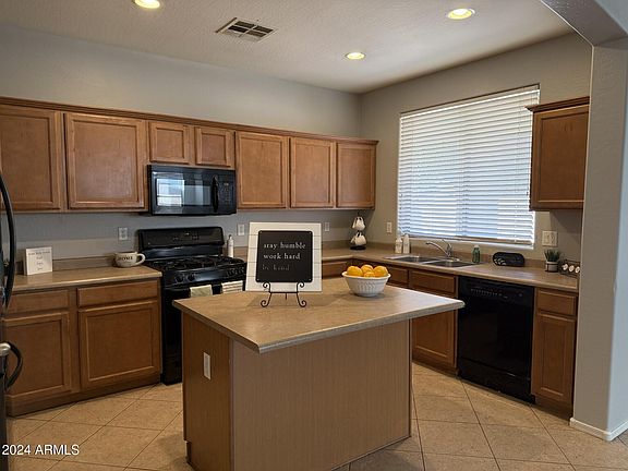 4th image of 1043 E JULIAN Drive