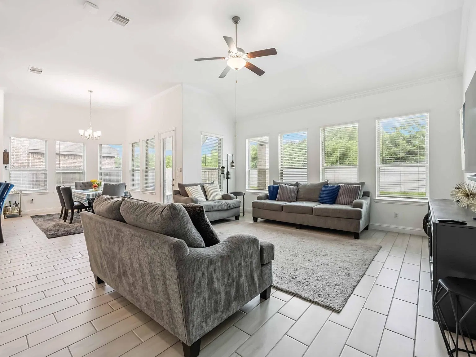 4 bed, 3.0 bath, 2738 sqft, $2,900 — Photo 3
