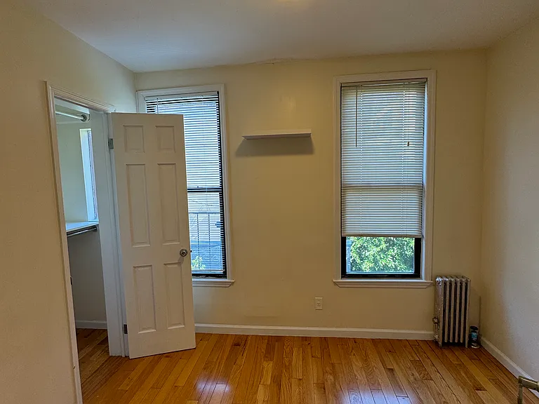 4712 Vernon Blvd #2R — Photo 4