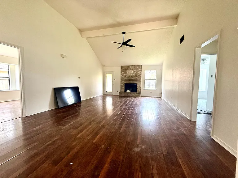 2107 Willow Way — Photo 3