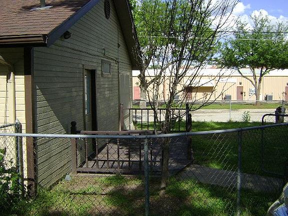3rd image of 426 E Josephine St