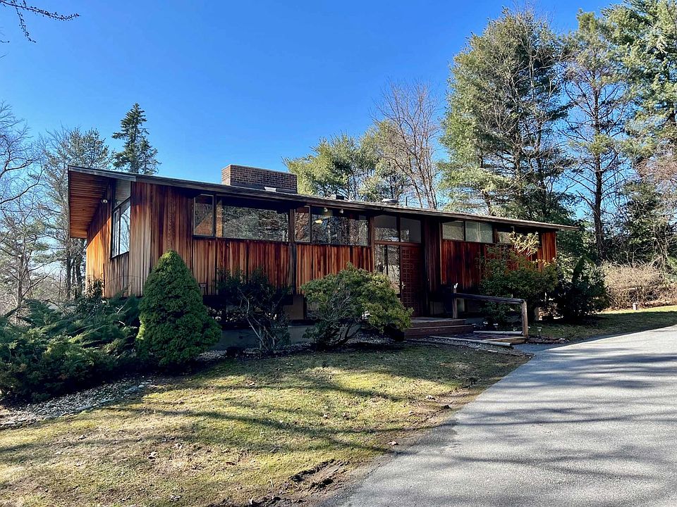 1st image of 30 Lakeview Dr #1