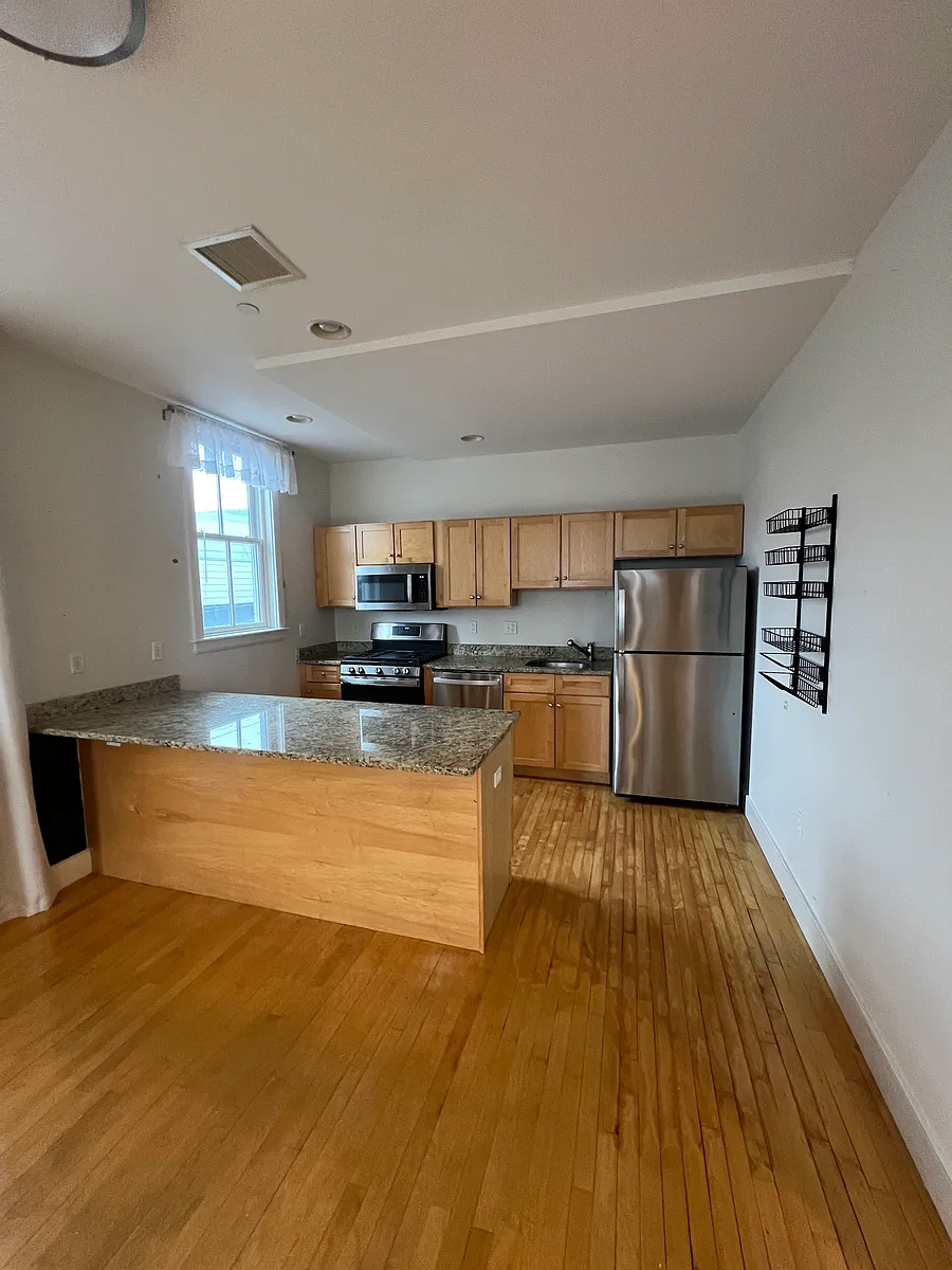 Building Photo - 104-106 2nd St #U4