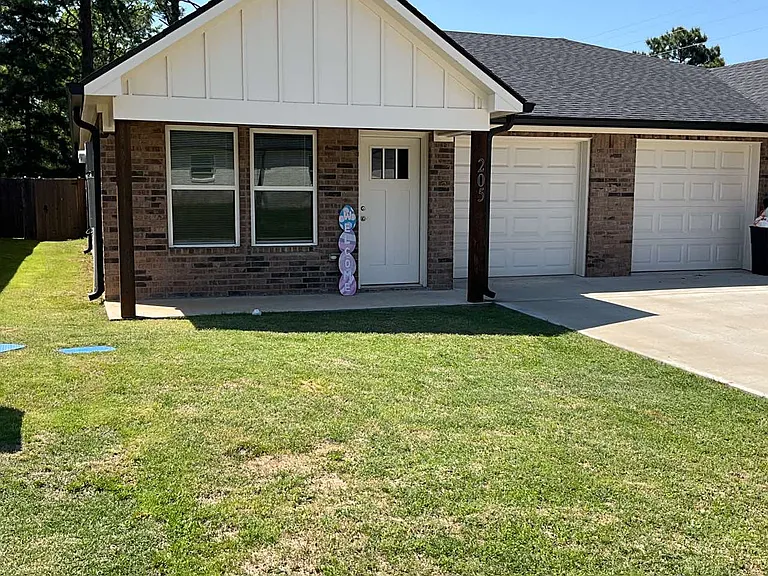 205 Isabella St — Photo 1