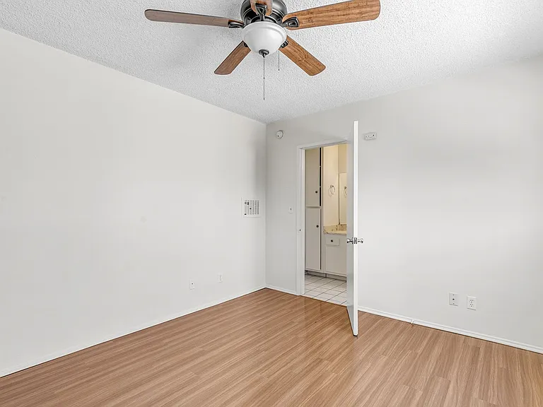 1752 Federal Ave — Photo 15