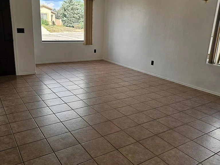 2311 Skyview Dr — Photo 2