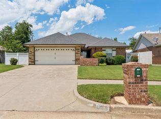 953 NW 15th St, Moore, OK 73160