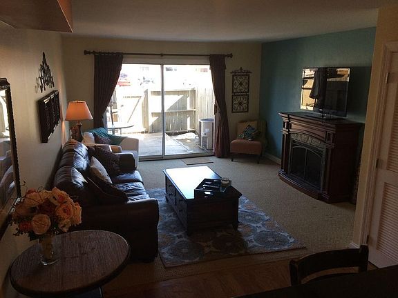 Living Room (Fireplace does not stay with rental)