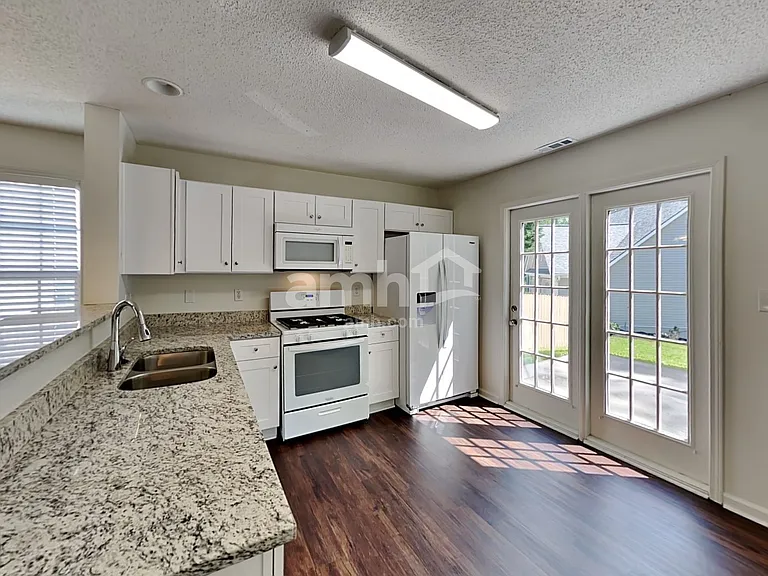 208 Mackenzie Ct — Photo 3