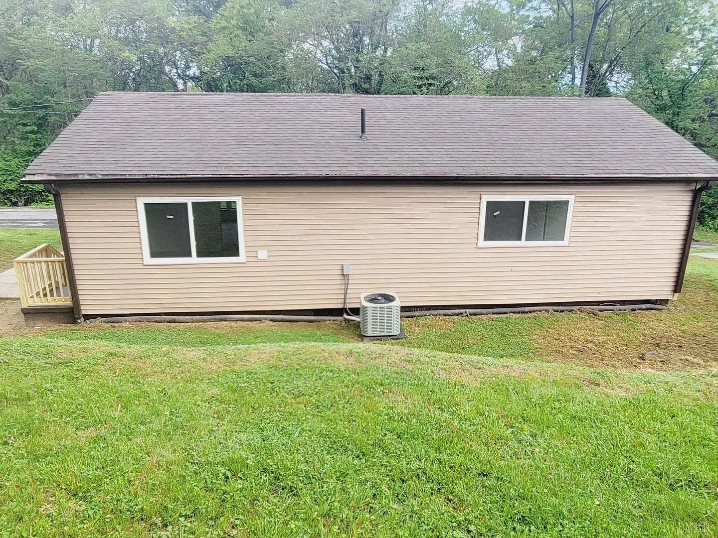 Lovely 3 bedroom, 1 Bathroom House Close to the Downtown — Photo 3