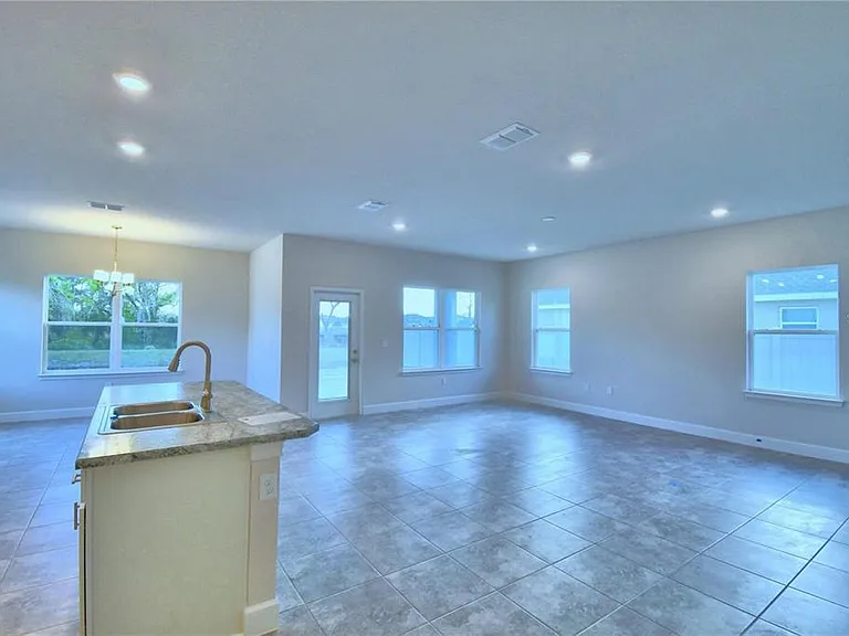 906 Sofia Ln — Photo 13