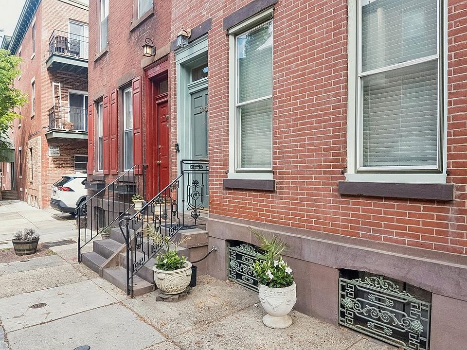 1st image of 2049 Appletree St