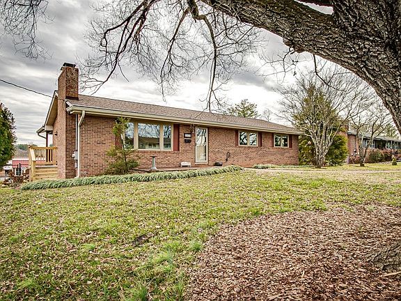 3rd image of 2410 Larkspur Dr