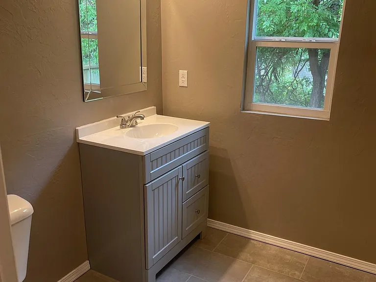 1209 E Whittaker St — Photo 8