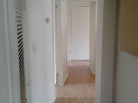 4th image of 229 Forest Ave W