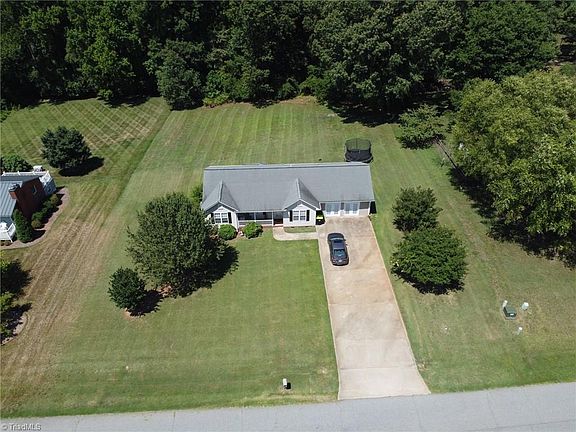 4th image of 180 Foxcroft Dr