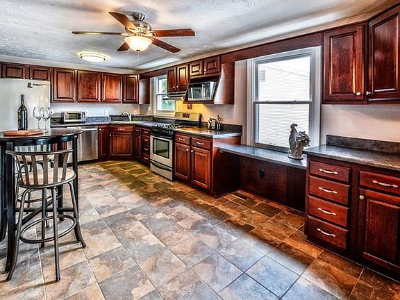 3rd image of 410 Deerfield Dr