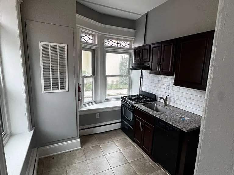 200 E Hanover St #1F — Photo 2