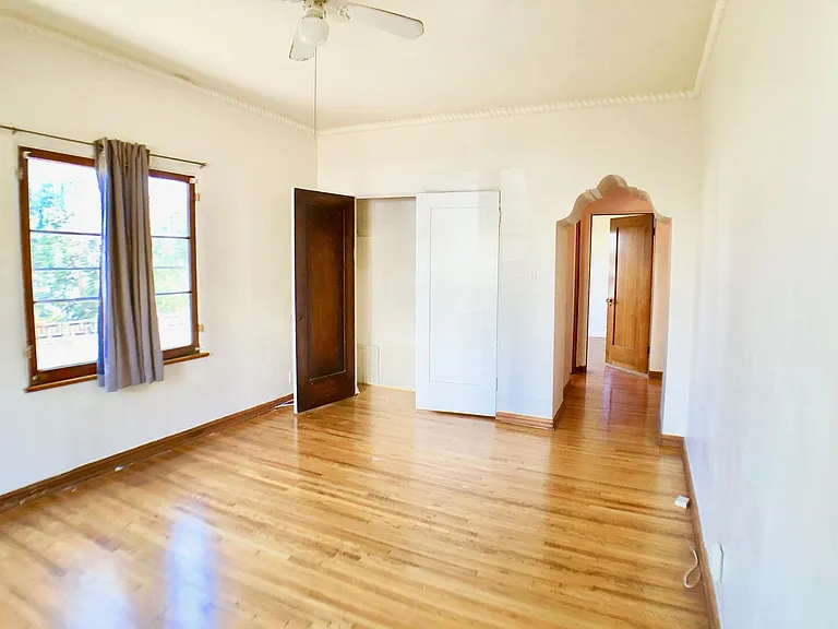 1352 W 10th St #3 — Photo 24