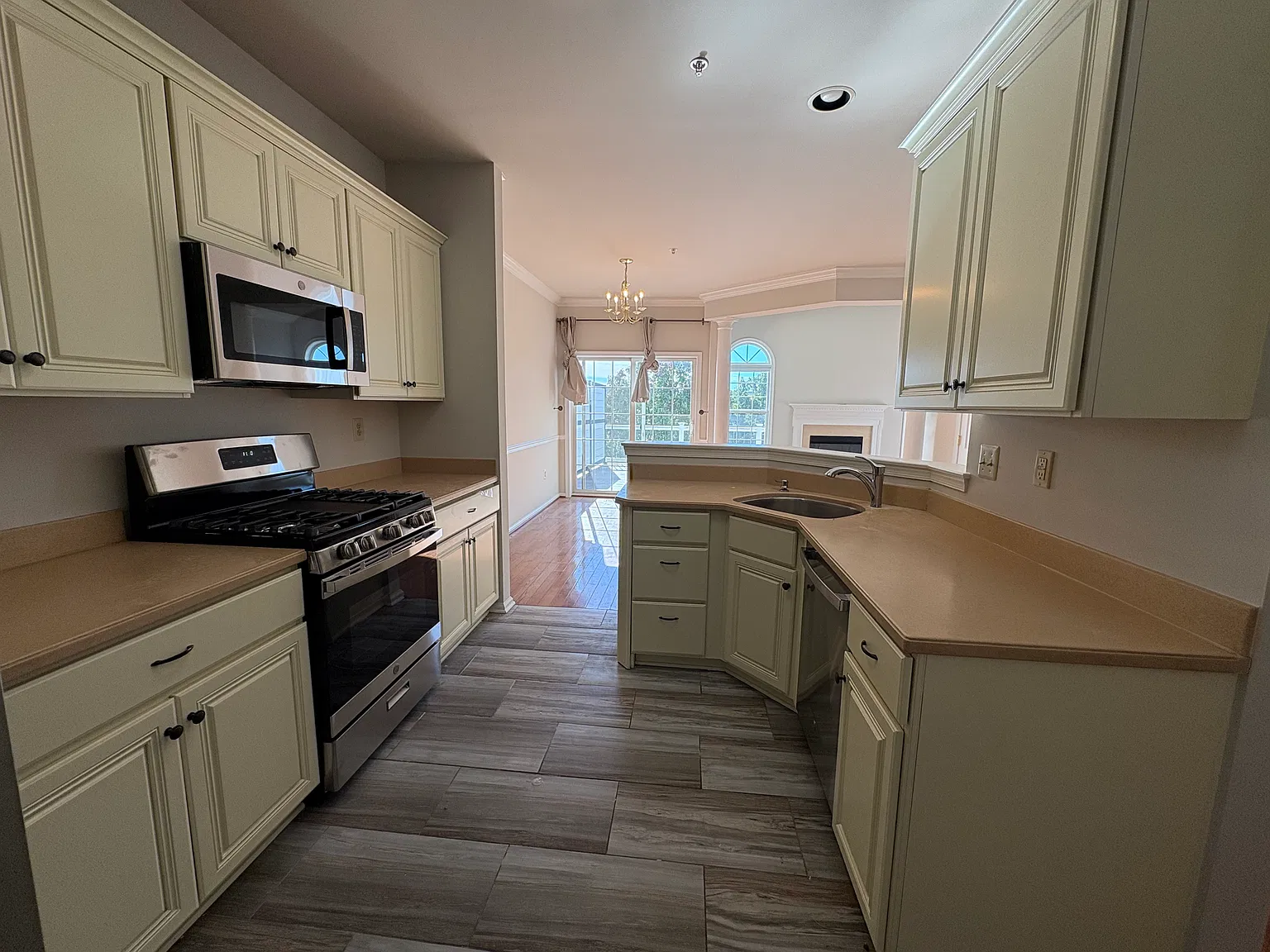 3 bed, 2.5 bath, 1700 sqft, $2,900 — Photo 4