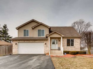 821 Pine Needle Ln, Joliet, IL 60432