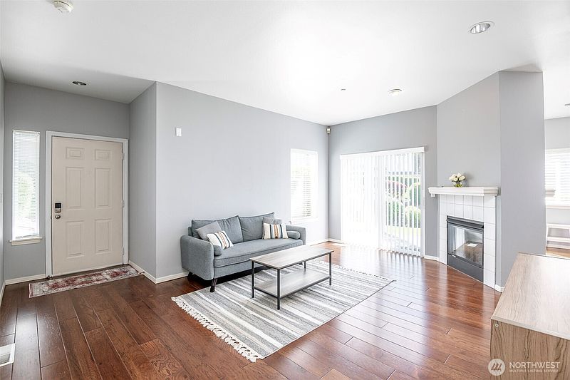 3rd image of 4714 Fairwood Boulevard NE #905