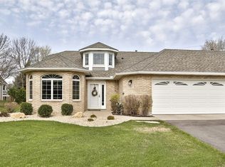 3001 Highpointe Curv, Roseville, MN 55113