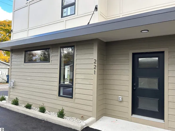 221 E 12th St, Traverse City, MI 49684