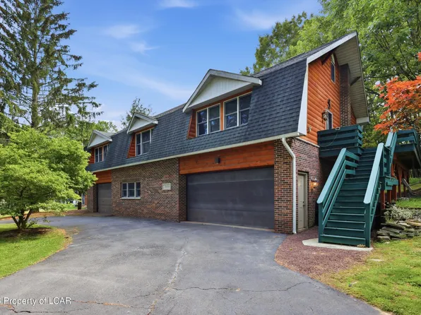 1584 W Mountain Lake Dr, Bear Creek Township, PA 18702
