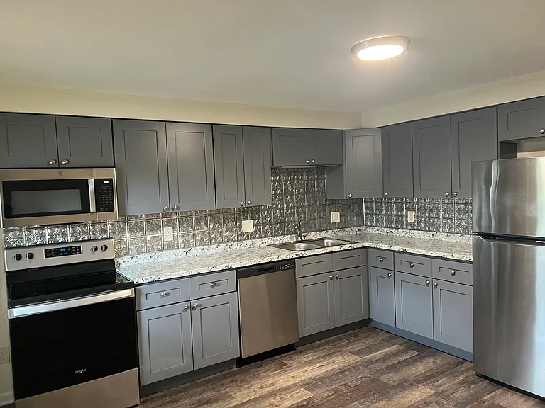 Holly Brook Apartments — Photo 24