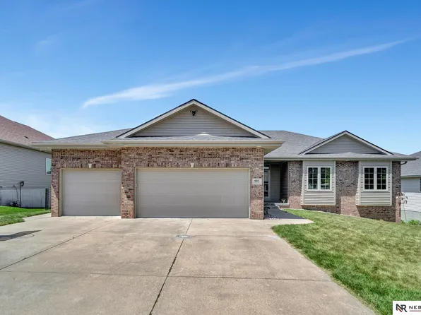905 Chicory Ln, Hickman, NE 68372