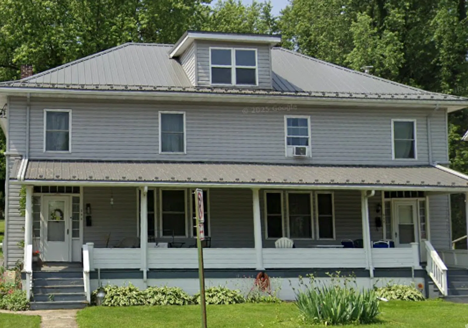 206 Roxbury Rd - 4 BR/1 Bath townhouse - $1200/mo - Available Mid November — Photo 1