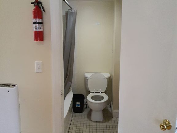 4th image of 108 Vineyard Ave #2
