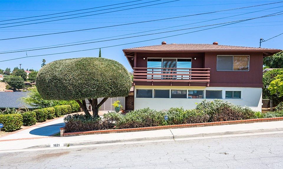 1st image of 1621 Sunnyhill Dr