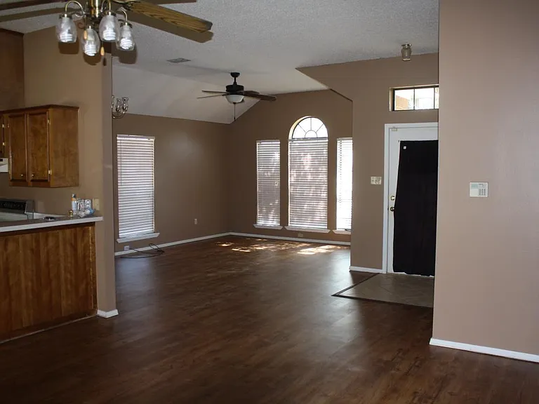 111 Whippoorwill Ln — Photo 2
