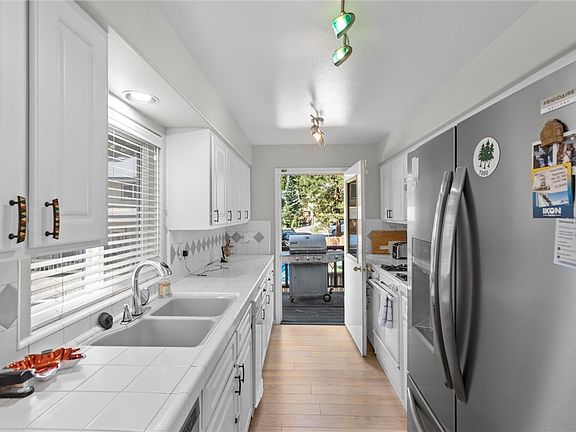 3rd image of 375 Alder Ct