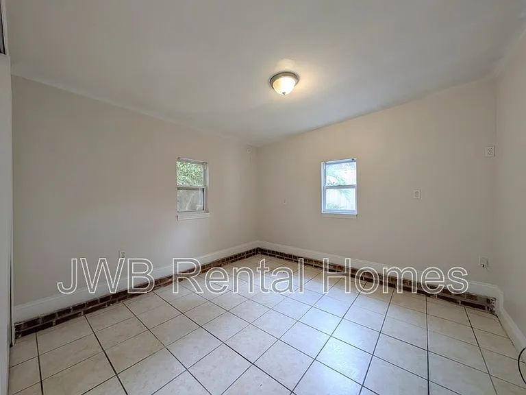 1379 Ingleside Ave — Photo 8