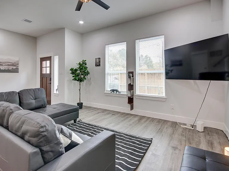 9305 Tower St — Photo 18