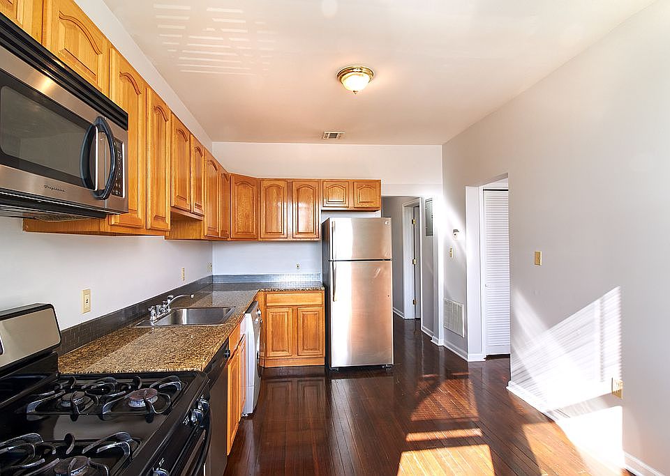 Eat-in kitchen