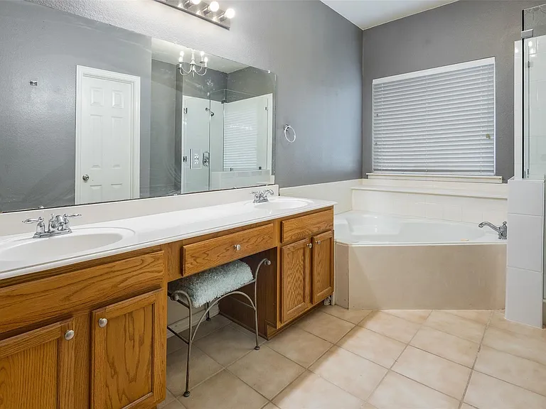 413 Creekside Dr — Photo 10